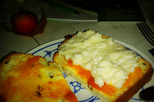 Stuten mit Butter, Marmelade und Milchreis