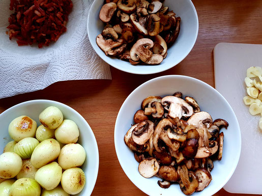 was alles so zu einem Coq au Vin gehört 