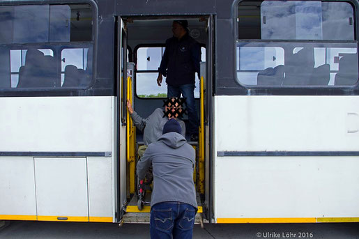 Busse haben einen Rollstuhllift auf Robben Island