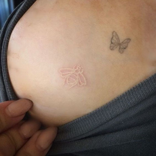Tatuaje de una abeja con tinta blanca de Kelly Osbourne.