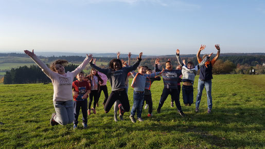 Springe Kinder draußen