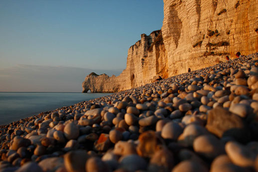 Kreideklippen in der Normandie im Sonnenuntergang