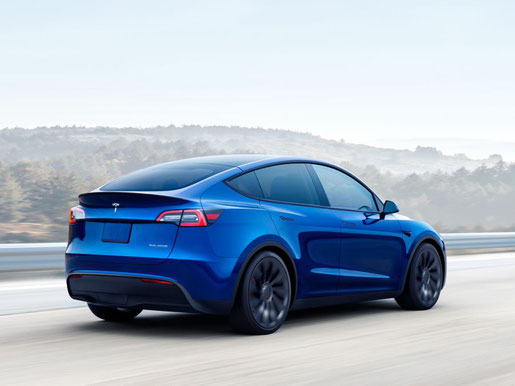 Fahrendes Tesla Model Y Performance Modell