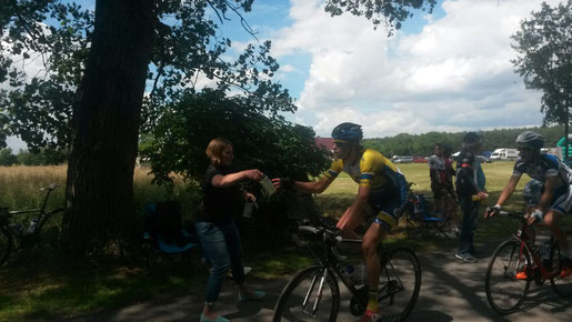 Lars in der Verpflegungszone auf der Finaletappe