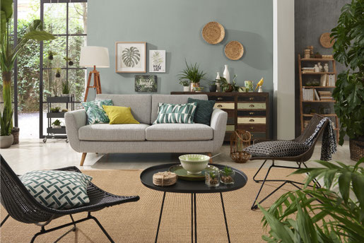 Mit Möbeln und Accessoires, die vom Dschungel inspiriert sind, lässt sich die eigene Wohnung in eine exotische Welt verwandeln. Foto: djd/www.hoeffner.de/kollektion