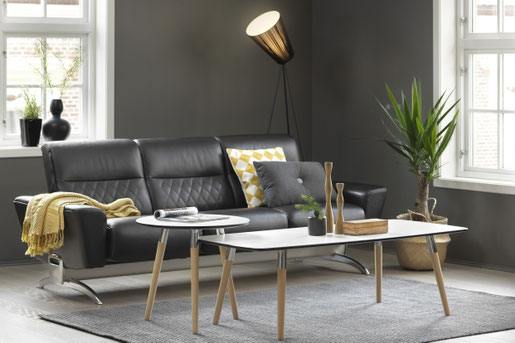 Sofa- und Beistelltisch bilden zusammen ein stilvolles Ensemble. Foto: djd/Stressless