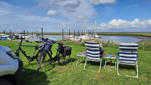 "Shipspotting" am Stellplatz im Butjadinger Yachtclub