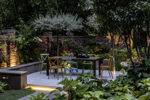 Foto: Graf Luckner/BGL. - Stimmungsvolles Licht, helle Blüten, grau-grünes Laub und von neugierigen Blicken abgeschirmt: So lassen sich die lauen Abende des Sommers herrlich mit Familie und Freunden genießen.