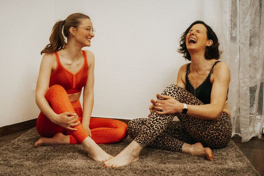 Zwei lachende Frauen in der Lympho-Fit-Hose