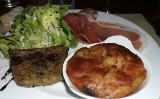 pounti servi avec une salade verte, spécialité traditionnelle d'Auvergne