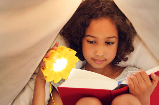 Little Sun Solarlampe - Lesen unter der Decke