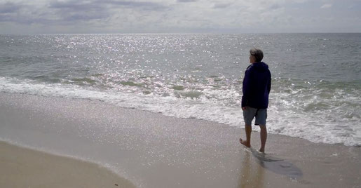 Morell zeigt auch, wie man am Strand die Strandkörbe dreht