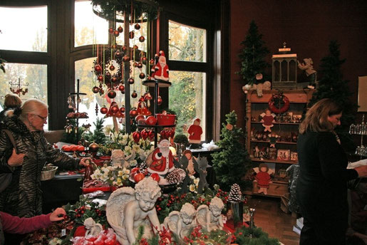 Bild: weihnachlticher Schmuck und Weihnachtsgeschenke in herrschaftlichen Räumen des Schlosses