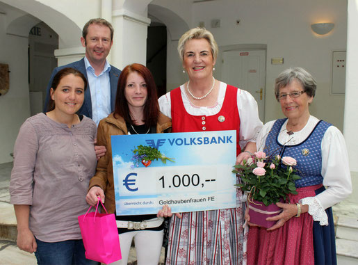 Spendenübergabe am 23. April 2015. Foto: Manfred J. Schusser / Fe´Press