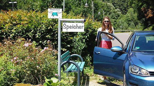 Ein Eifeler Original: Das simple Konzept der Mitfahrerbank entstand in der Verbandsgemeinde Speicher in Rheinland-Pfalz. Denn auf einen Bekannten mit Auto wartet es sich oft leichter als auf den Bus. Foto: U. Berrens