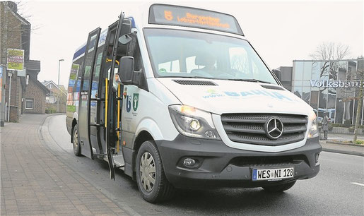 Der Bürgerbus an der Haltestelle "Dingden-Schule"