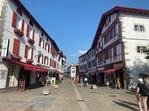 facciate delle case nel centro di Espelette con case bianche e rosse