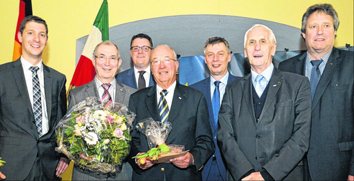 Der Parteivorsitzende Jochen Emonds (links), Bürgermeister Tim Grüttemeier (3.v.l.), Bodo Löttgen (3.v.r.), und Axel Wirtz MdL (rechts) gratulieren Willi Engels (2.v.l.), Wolfgang Hennig (4.v.l.) und Klaus-Dieter Wolf (2.v.r.) zur Ehrenmitgliedschaft. 