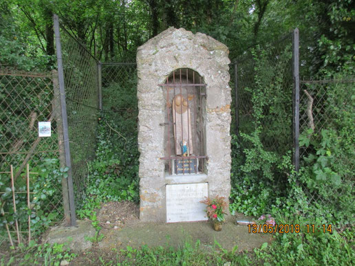 Derrière du grillage et des barreaux, quelle tristesse pour protèger une statue !