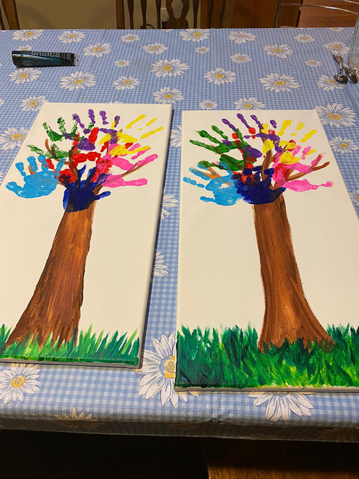 Meine Gastfamilie und ich haben aus unseren Handabdrücken 2 Familienbäume gemacht