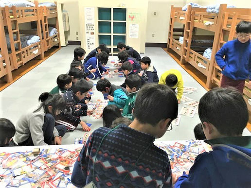 清庵の里　オリジナルカードゲーム『四木一草』を 体験する子どもたち