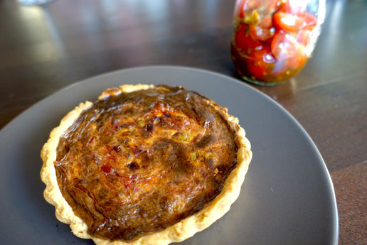 PimalButter Mädchenvöllerei französische Quiche mit Tomatensalat