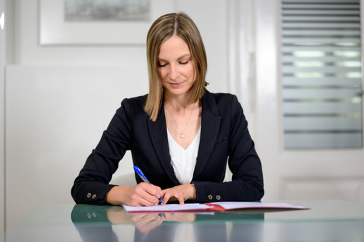 Notarpartnerin Mag. Elisabeth Lentner, LL.M. beim Unterzeichnen eines Testaments