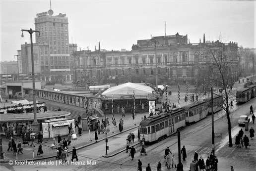 Zwei historische Gebäude, Festzelt und Straßenbahn 