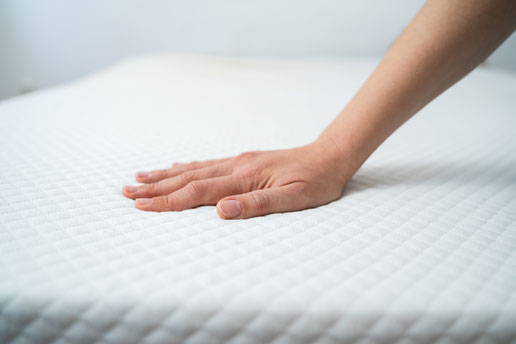 Teppichreinigung-mueden.de, Matratze, Bild Matratze mit Hand einer Frau
