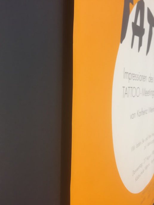 Plakat erhöht aufgelegt