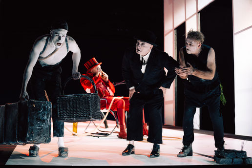 Kunstreflektor Warten auf Godot | Absurd Theater | Bericht