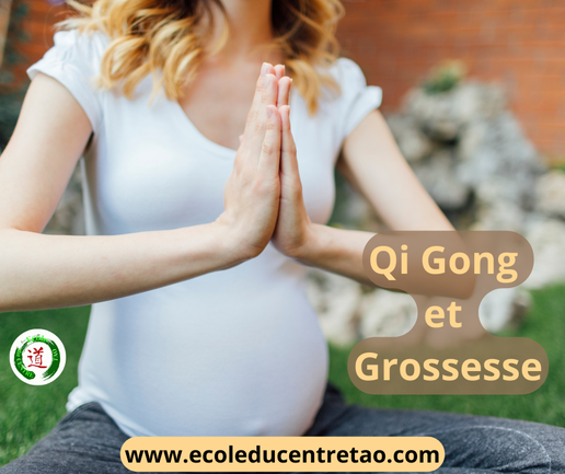 Jeune femme enceinte, assise en tailleur, pratiquant la respiration consciente qi gong dans un jardin.