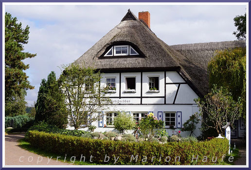 Das Gutshaus Philippshagen ist von schönen Häusern wie dem auf dem Foto umgeben, Middelhagen/Rügen.