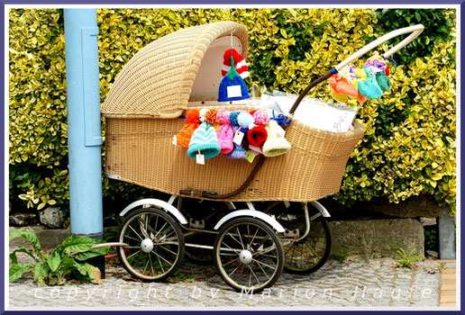 Sommers wie winters wird in Wustrow allerlei Selbstgestricktes zum Kauf angeboten.