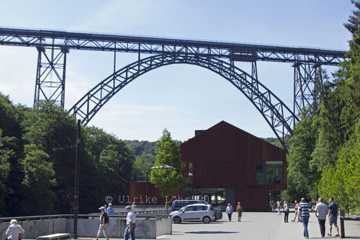 Eingang zum Brückenpark, Haus Müngsten und die Müngstener Brücke