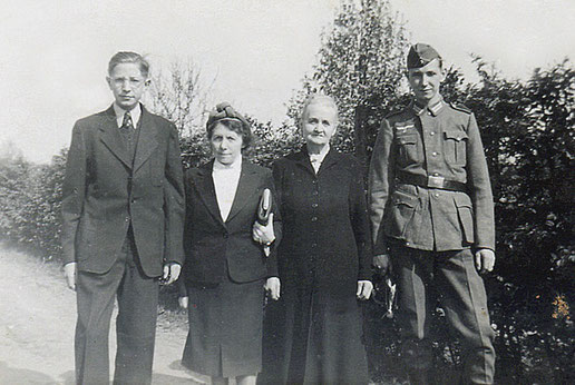 Raymund, Tante Thea, Oma, Heinz in Uniform