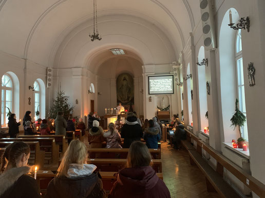 Eine Heilige Messe im Katholischen Gymnasium.