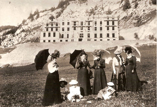 Ces dames de la haute du Pont viennent contempler l’avancement des travaux au Grand Hôtel du Lac de Joux