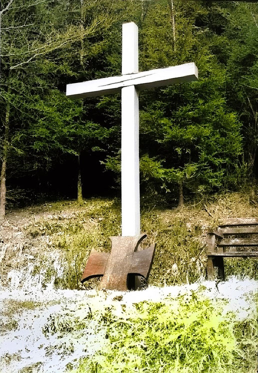 Fast fünfzig Jahre (1947/48) bis in die neunziger Jahre stand das vom Großvater aufgestellte Holzkreuz am Estenberg