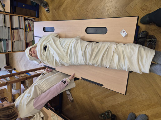 Um zu erleben wie die Mumifizierung genau ablief darf in der Station gegenseitig der Prozess verletzungsfrei nachgemacht werden