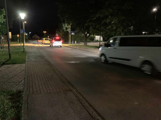 Foto zeigt die Abfahrt der Kleinbusse nach Schweden