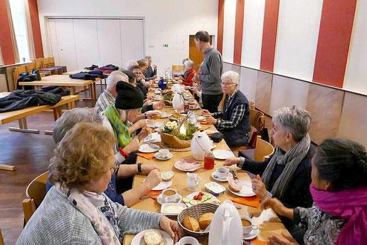 Foto zeigt Pfr. Holger Schmitz, der die beim Frühstück anwesenden Gäste begrüßt