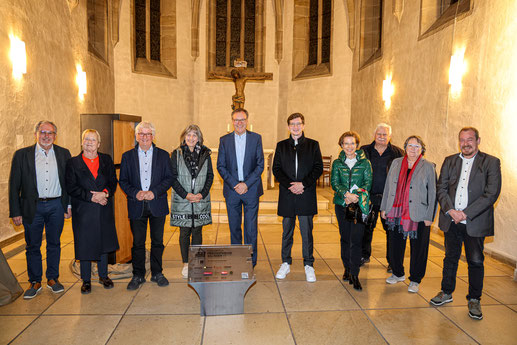  Mitglieder des Fördervereins Friedhofkirche Balingen e.V. am Eingang der Kirche