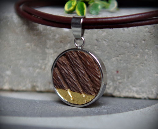 Kettenanhänger aus Holz für Männer aus dunkler Eiche mit 24K Blattgold, Edelstahlfassung und Lederkette