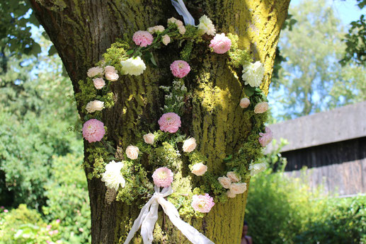 Freie Trauung PhilosophyLove Hochzeitsredner Hochzeitsblog Location Hochzeitslocation Düsseldorf NRW Flitterwochen Hochzeitstorten Hochzeitsmesse Hochzeitsdekoration Dekoration DIY Hochzeit