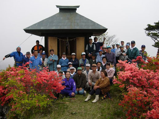 平成17年の矢越山整備事業時の集合写真(中央の建物が羽山神社(通称：薬師様))。