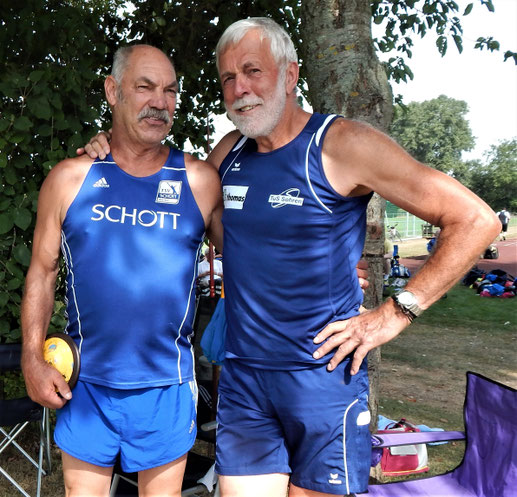 Waldemar Wörner (rechts) mit Speerwurfass Helmut Hessert