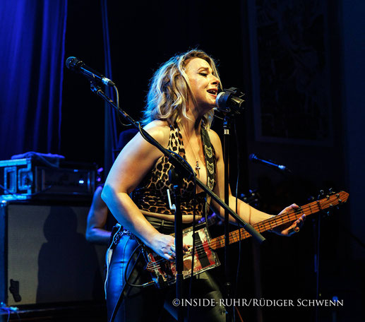 Samantha Fish mit ihrer Cigar‑Box‑Gitarre live im Musiktheater Piano Dortmund — Foto: Rüdiger Schwenn