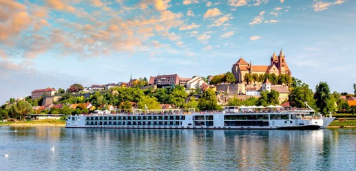 Flusskreuzfahrtschiff am Rhein 2026 