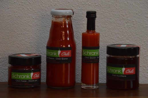 Schrank Chili - Pasten und Saucen (von links nach rechts): Würze pur, Chili Biene, Steirerwürze, Chili Konfitüre